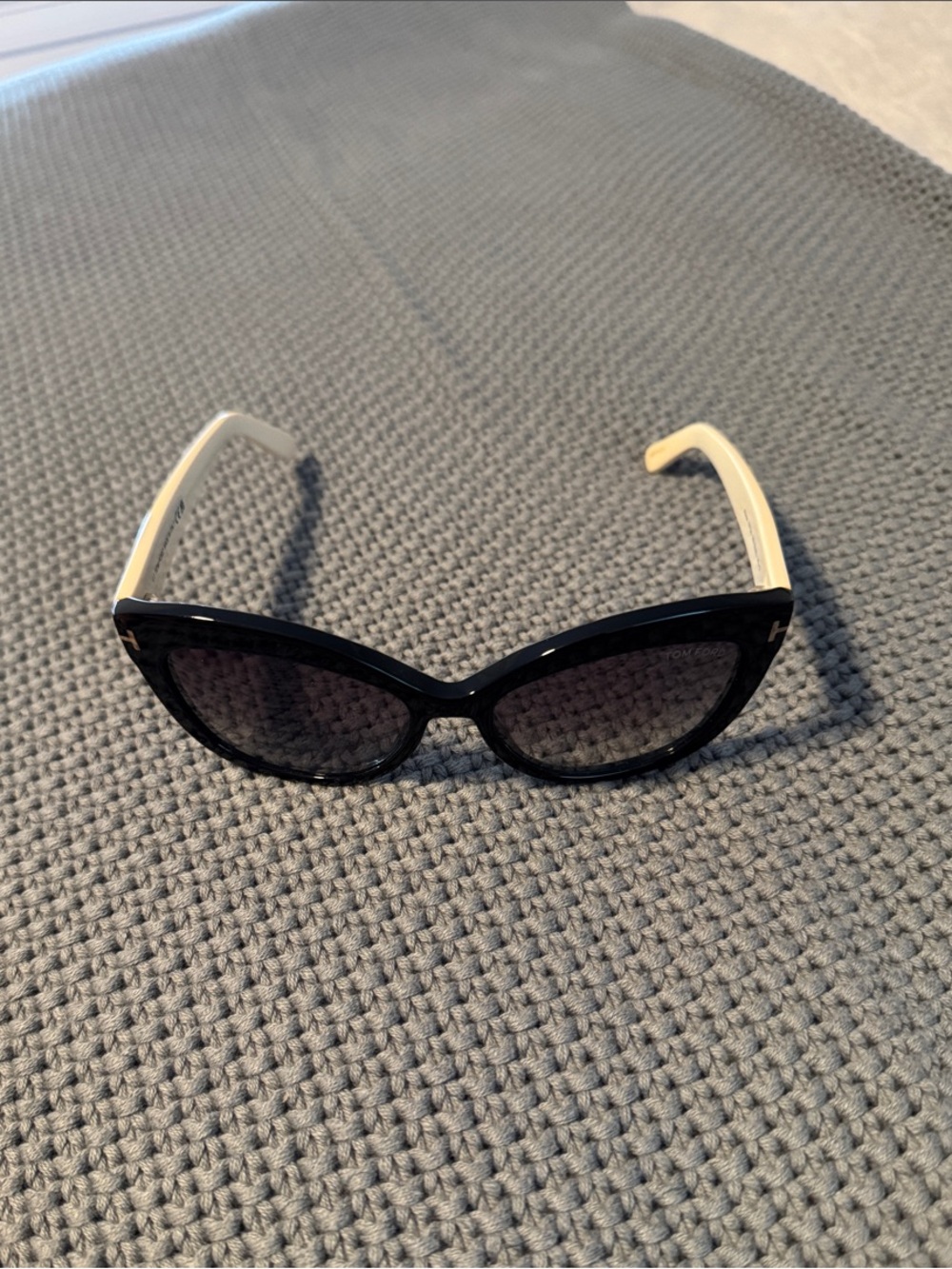 Tom Ford - Alistair Black Oversized Cat-Eye Sunglasses with Gradient Lenses - Picture 4 of 5
